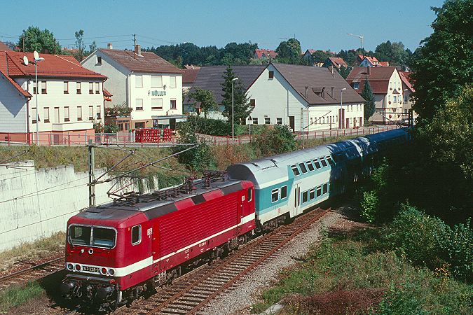 http://www.eisenbahnfotograf.de/dbellok/galerie143/i3990416.JPG