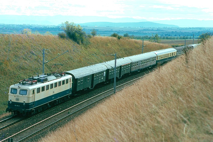 http://www.eisenbahnfotograf.de/dbellok/galerie150/i1530141.JPG