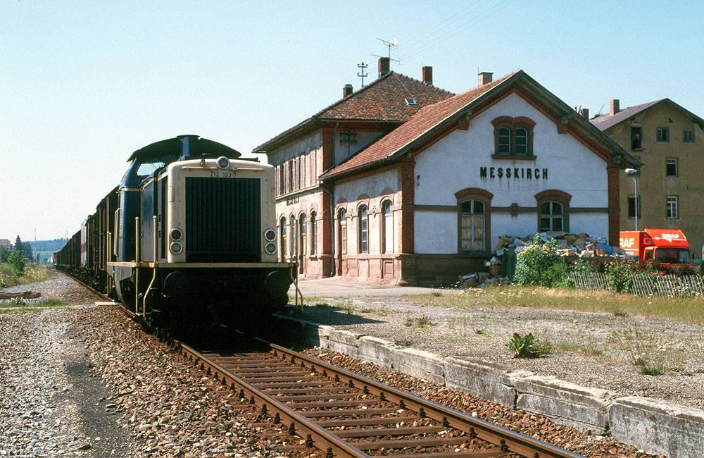 https://www.eisenbahnfotograf.de/datei/August%201986/1240240%20DB%20212193%20Messkirch%207.8.86.jpg
