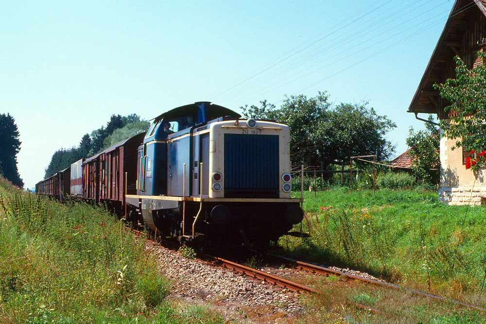 https://www.eisenbahnfotograf.de/datei/August%201986/1240243%20DB%20212193%20Messkirch%207.8.86.jpg